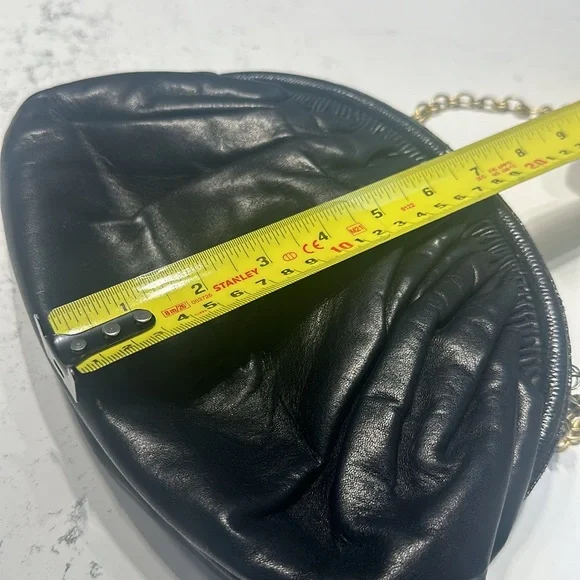 100% Vintage Chanel Clutch with original chain. Can be worn crossbody. - Picture 10 of 14